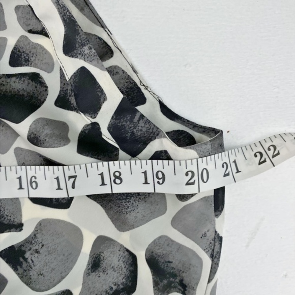 Signature by Larry Levine Black and White Giraffe Print Silky Sleeveless Blouse - Picture 11 of 11